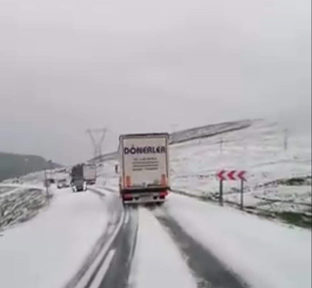 Haziran ayında Artvin'de şaşırtan görüntü! Dolu etrafı beyaza bürüdü Haziran ayında Artvin'de şaşırtan görüntü! Dolu etrafı beyaza bürüdü