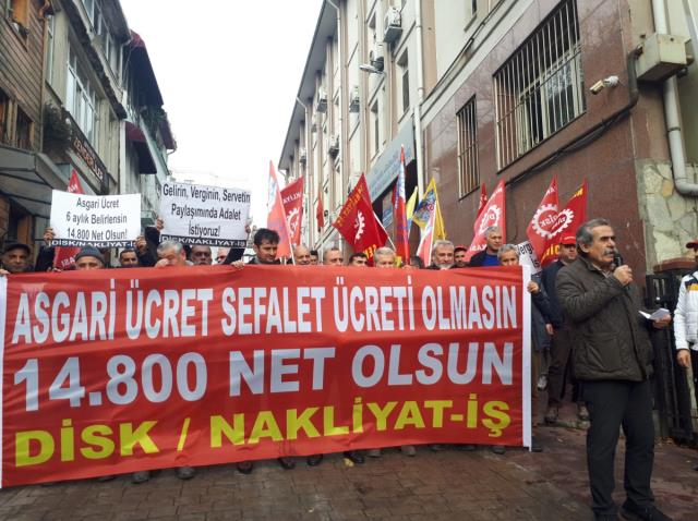Asgari ücret için eylem yaptılar! Açtıkları pankarttaki rakamı görenler 'İmkansız' demekten kendini alamadı