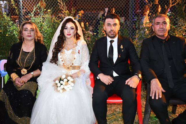 Aşiret düğününde gelin ve damada takılan parayı 9 kişi saydı