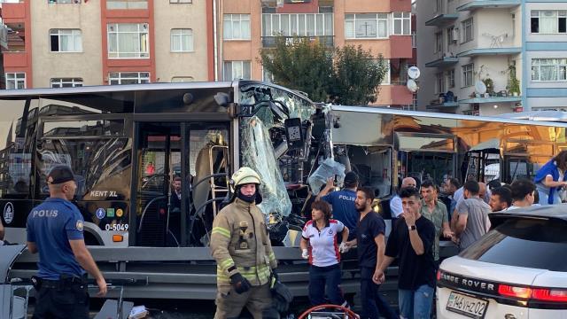 Avcılar'da iki metrobüsün kafa kafaya çarpıştığı kazadan gelen ilk görüntüler korkunç