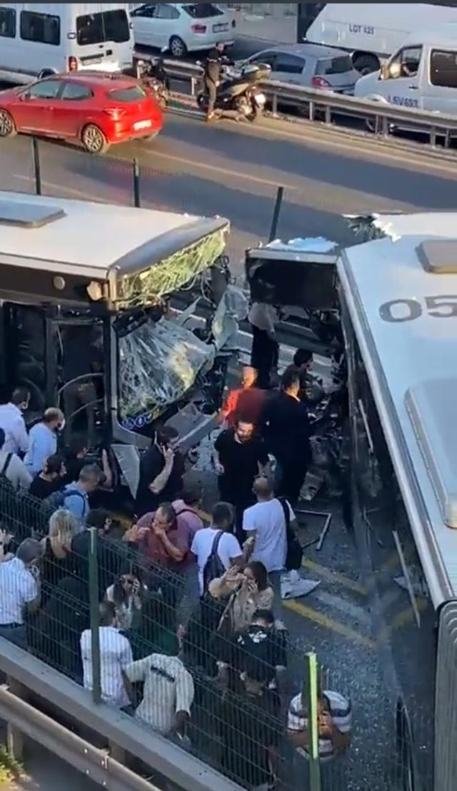 Avcılar'da iki metrobüsün kafa kafaya çarpıştığı kazadan gelen ilk görüntüler korkunç