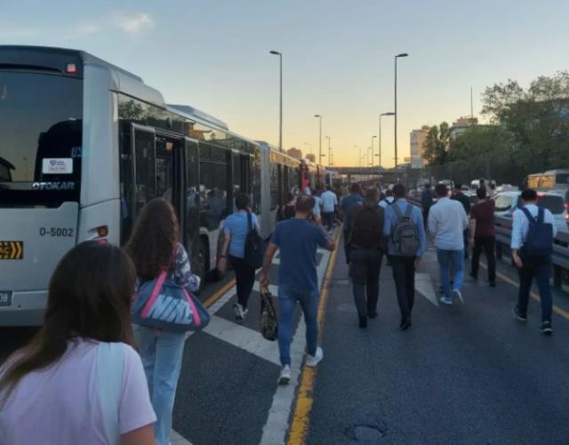Son dakika haberleri! Metrobüs kazası nedeniyle yolcular yürüyerek durağa ulaştı