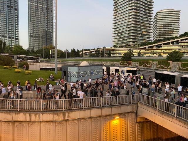 Son dakika haberleri! Metrobüs kazası nedeniyle yolcular yürüyerek durağa ulaştı