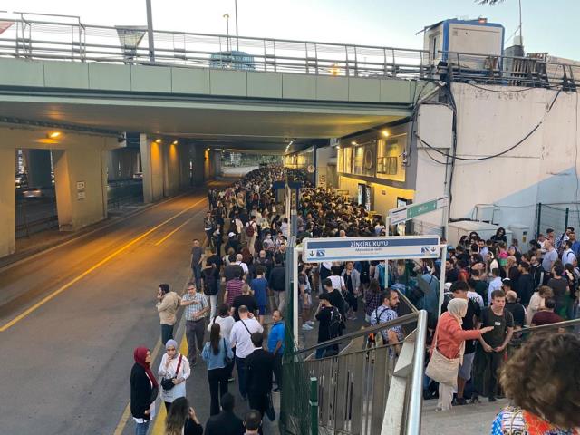 Son dakika haberleri! Metrobüs kazası nedeniyle yolcular yürüyerek durağa ulaştı