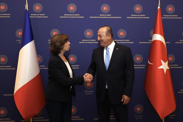 Çavuşoğlu'ndan Fransız gazetecinin sorusuna yanıt