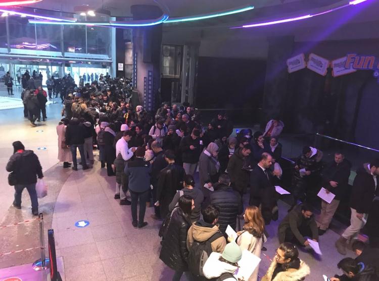 <p>Kahramanmaraş ve Gaziantep'teki deprem faciasıyla güne uyanan Türkiye'nin dört yanındaki vatandaşlar, Türk Kızılay Genel Başkanı Kerem Kınık'ın yaptığı, <strong>