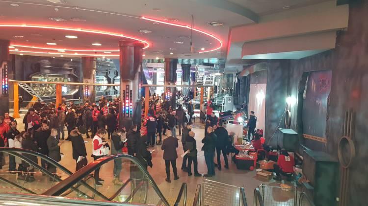 <p><strong>İSTANBUL</strong></p>

<p> </p>

<p>Türk Kızılay Başkanı Kerem Kınık'ın, ilk etapta bölgeye sevk edilecek yeterli kan stokunun olduğunu belirterek, gelecekte olabilecek ilave ihtiyaçlar için vatandaşları kan bağışına davet etmesinin ardından kentteki kan bağışı noktalarında yoğunluk meydana geldi.</p>
