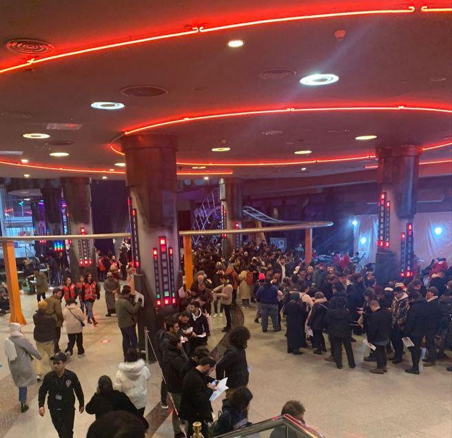 <p><strong>İSTANBUL</strong></p>

<p>Bu kapsamda Kartal'daki kan bağışı merkezlerine giden vatandaşlar sıraya girdi.</p>

<p>Yoğunluğun yaşandığı noktalardan Çapa Kızılay Kan Merkezi'ne gelen vatandaşlar, afetzedeler için kan verdi.</p>
