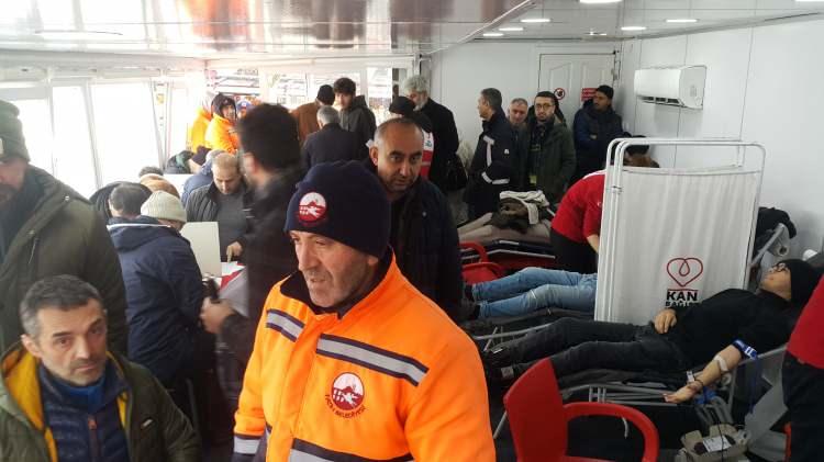 <p><strong>İSTANBUL</strong></p>

<p>Bağışçı Ahmet Cevahir, Türk Kızılay'ın çağrısı üzerine kan vermeye geldiğini belirterek, depremzedelere geçmiş olsun dileklerini iletti. Cevahir, vatandaşlara kan vermeleri için çağrıda bulundu.</p>

<p> </p>
