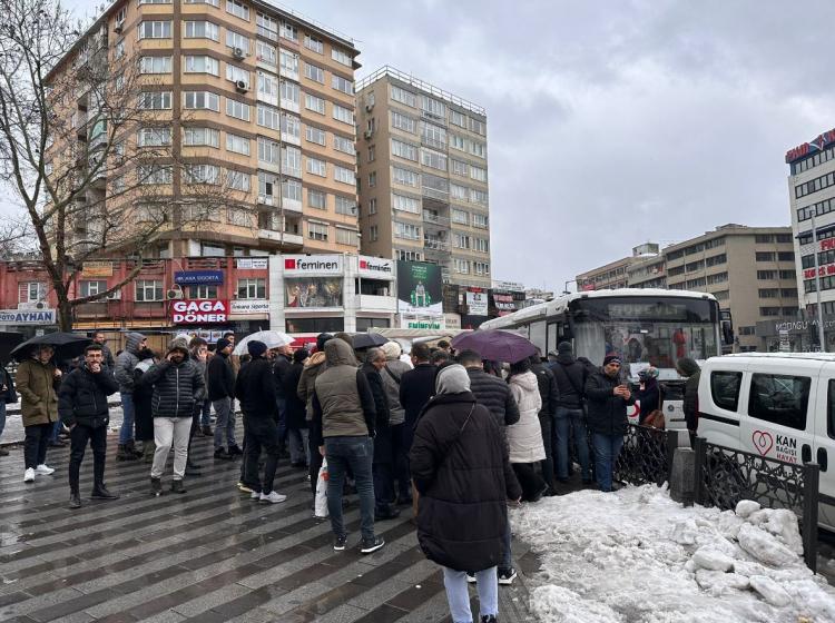 <p><strong>BURSA</strong></p>

<p>Bursa'da kan bağışı yapmak isteyen vatandaşlar kuyruğa girdi.</p>
