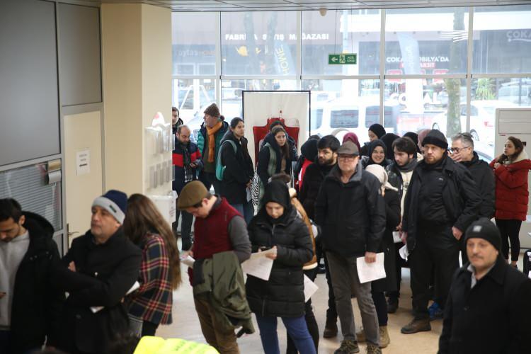 <p><strong>SAKARYA</strong></p>

<p>Sakaryalılar, Kahramanmaraş merkezli depremin ardından kan bağışı için Kızılay Kan Merkezleri'nde yoğunluk oluşturdu.</p>
