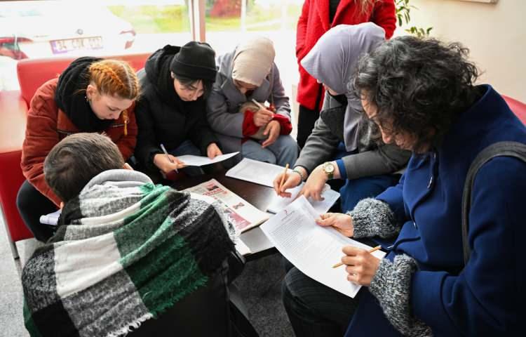 <p><strong>İZMİR</strong></p>

<p>Kentte yaşayanlar, merkez üssü Kahramanmaraş'ın Pazarcık ilçesi olan ve toplamda 10 ili etkileyen 7,4 büyüklüğündeki deprem sonrasında, deprem bölgesinde oluşabilecek kan ihtiyacının karşılanması için kan bağış noktalarına gitti.</p>
