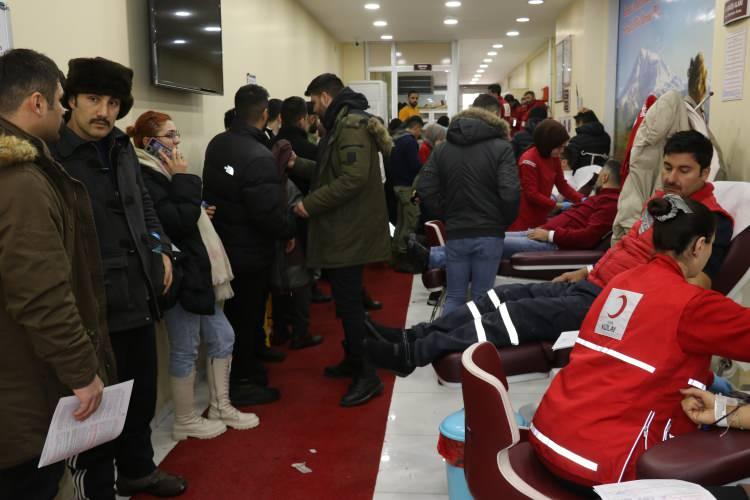 <p><strong>AĞRI</strong></p>

<p>Ağrı'da vatandaşlar, merkez üssü Kahramanmaraş'ın Pazarcık ilçesi olan ve toplamda 10 ili etkileyen 7,7 büyüklüğündeki depremin ardından kan ihtiyacını karşılamak için Kızılay Kan Merkezi'nde yoğunluk oluşturdu.</p>
