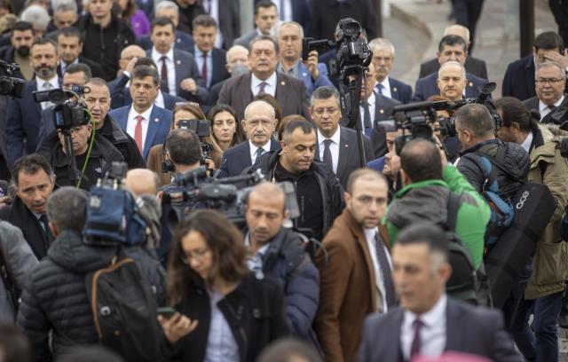 Bakanlığın önüne giden Kılıçdaroğlu, sosyal medyadan açıklama yaptı: Yiğit polislerimiz operasyon için emir bekliyor
