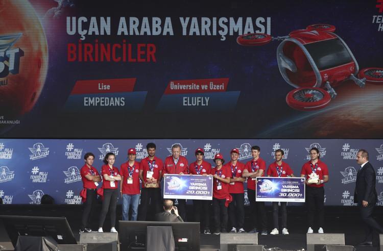 <p>Cumhurbaşkanı Recep Tayyip Erdoğan, Samsun Çarşamba Havalimanı'nda düzenlenen TEKNOFEST KARADENİZ 2022'ye katıldı.</p>
