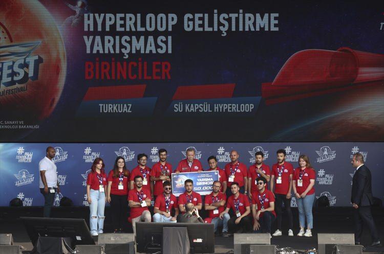 <p>Cumhurbaşkanı Erdoğan, TEKNOFEST’te ödül almaya hak kazanan takımlara ödüllerini verdi.</p>

