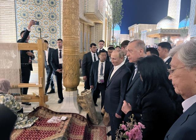 Cumhurbaşkanı Erdoğan, 'Ebedi Şehir'de ŞİÖ Zirvesi'ne katılan liderlerle sohbet etti
