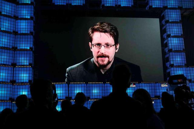 Rusya'dan ABD'nin istihbarat bilgilerini sızdıran Edward Snowden'a vatandaşlık