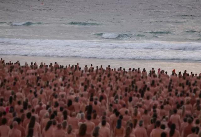 Binlerce kişi çırılçıplak sahile koştu! Hepsinin tek bir amacı var