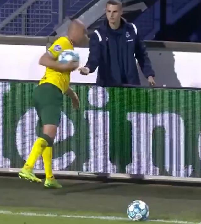 Burak Yılmaz'dan top toplayıcı çocuğa olay hareket! Ülke ayağa kalktı, jet hızında açıklama geldi
