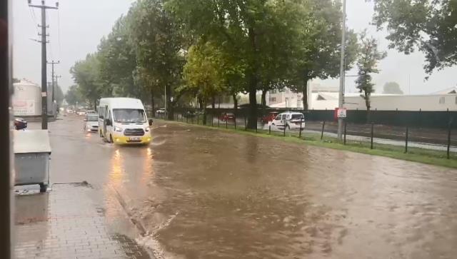 Bursa'da hayat felç oldu! Terminale yıldırım düştü, sokaklar sular altında