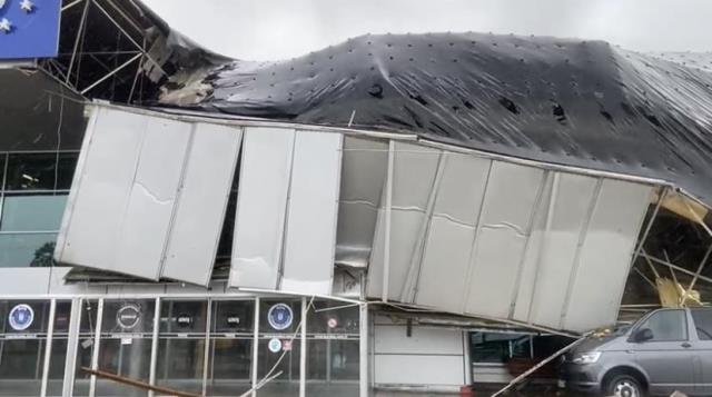 Bursa'da otobüs terminaline yıldırım düşme anında yaşanan panik saniye saniye kaydedildi