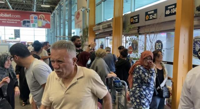 Bursa'da otobüs terminaline yıldırım düşme anında yaşanan panik saniye saniye kaydedildi