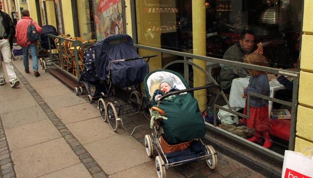Buz gibi havada yol kenarında uyuyan bebekler, ülkeye gelen yabancıları şaşırtıyor! Nedenini duyunca hak vereceksiniz