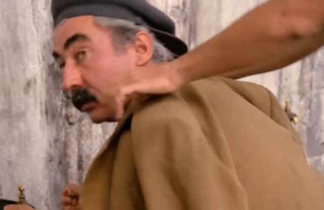 Camide abdest alan vatandaşı soydular, kıllara Şener Şen'in meşhur sahnesi geldi
