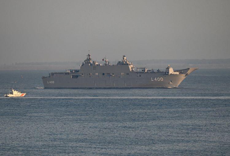 <p>Türk Silahlı Kuvvetlerinin en büyük savaş gemisi, yerli ve milli üretim TCG Anadolu, İzmir Alsancak Limanı'na geldi.</p>
