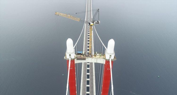 <p>Türkiye'nin en büyük projeleri arasında yer alan dünyanın en uzun orta açıklıklı 1915 Çanakkale Köprüsü ve Malkara-Çanakkale Otoyolu açılışı 18 Mart 2022 tarihinde Cumhurbaşkanı Recep Tayyip Erdoğan tarafından yapılmıştı.</p>
