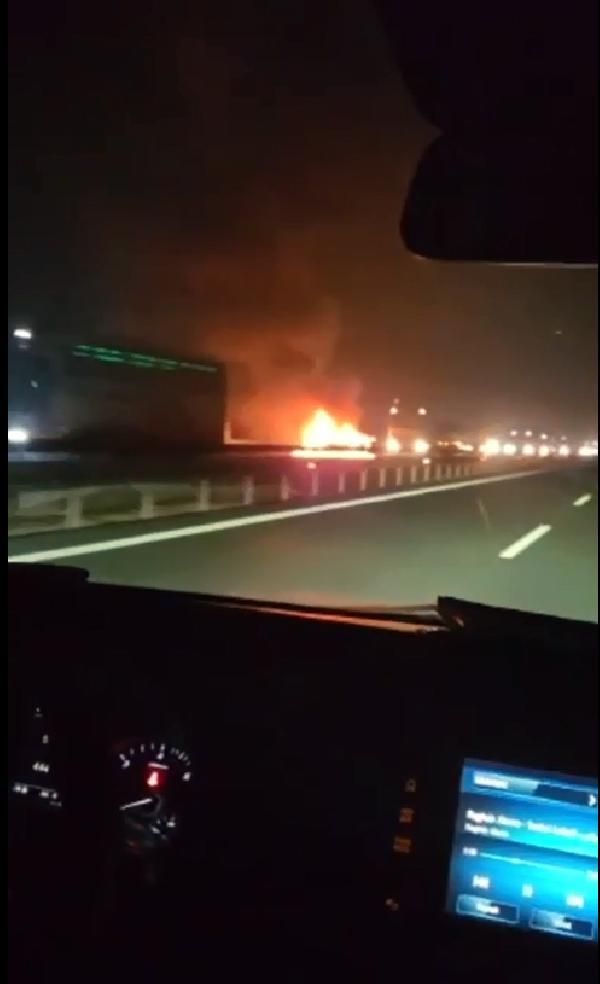 Ankara'da bariyerlere çarpan otomobil alevler içerisinde kaldı: 3 ölü, 1 yaralı