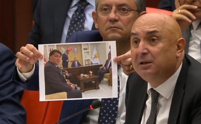 CHP'li Özkoç gösterdi! Fuat Oktay'ın uyuşturucu ile yakalanan isimle çekilen fotoğrafları Meclis'te büyük tartışma yarattı