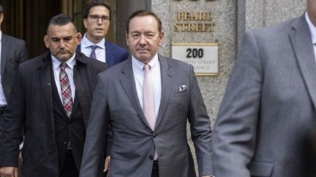 Cinsel istismar suçuyla yargılanan Kevin Spacey ile buluşan Burak Özçivit'e tepki yağıyor