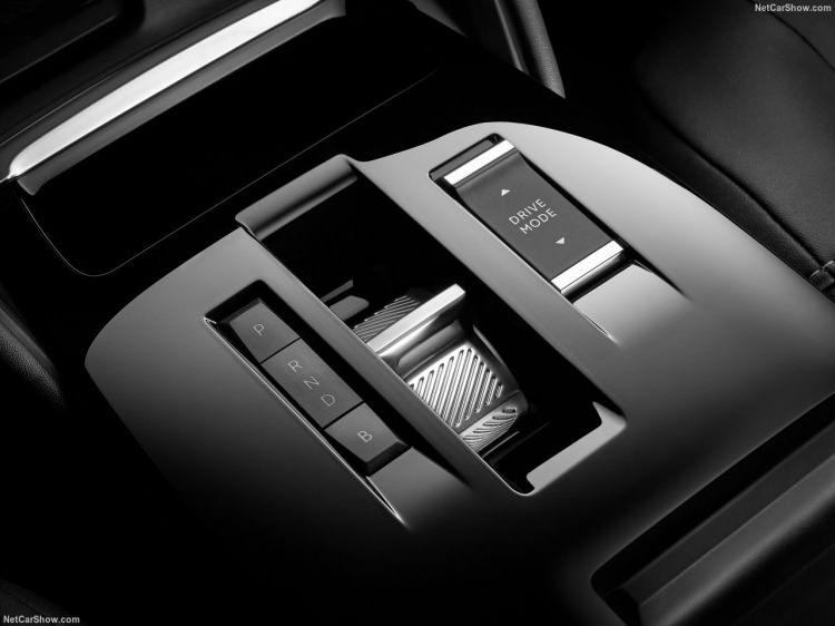 <p>Elektrikli Citroen e-C4 satın alan müşterilere lansmana özel olarak 7,4 kW duvar tipi şarj cihazı (Wallbox) ve E-Şarj noktalarından da 1 yıl boyunca ücretsiz şarj hediye ediliyor.</p>
