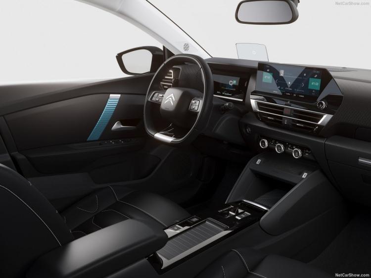 <p>e-C4'te 136 hp (100 kW) güç ve 260 Nm tork üreten bir elektromotor görev yapıyor.</p>
