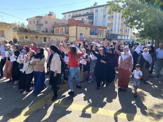 Çocuklarının gözü önünde eşini defalarca bıçaklayıp, boğazını keserek öldürdü
