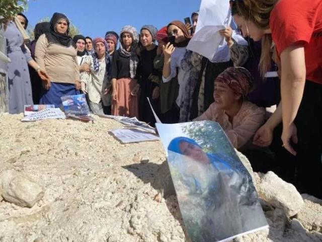 Çocuklarının gözü önünde eşini defalarca bıçaklayıp, boğazını keserek öldürdü