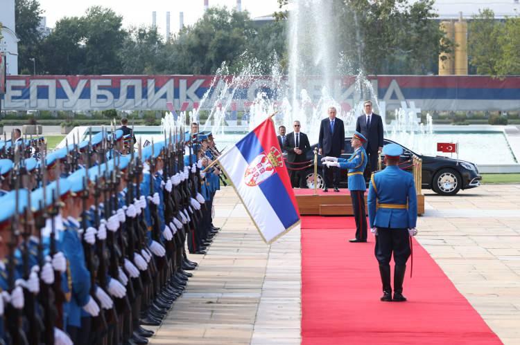 <p>Cumhurbaşkanı Recep Tayyip Erdoğan, Bosna Hersek'in ardından Balkan turunun ikinci durağı olan Sırbistan'a geldi.</p>
