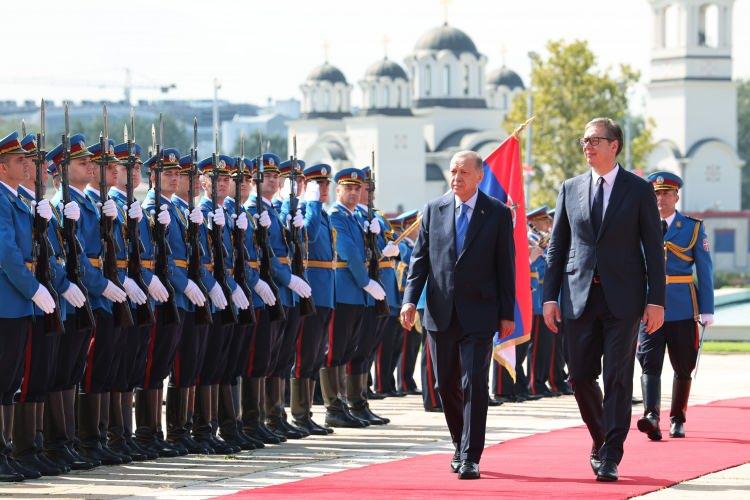 <p>Belgrad'da son dönemin en üst düzey görüşmesi olduğuna dikkat çekilirken Başkan Erdoğan'ın askeri tören ile karşılandı.</p>

