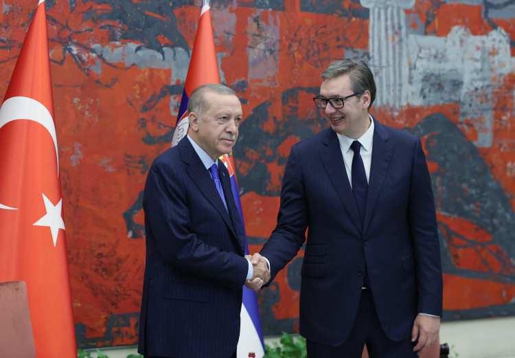 <p><strong>EKONOMİDE İŞBİRLİĞİ</strong></p>

<p>Sırbistan ve Türkiye arasında ekonomide işbirliğinin de masaya yatırılması bekleniyor. Görüşmelerde, özellikle ikili ilişkiler ve altyapı konularının da ele alınacağı ifade edilirken Başkan Erdoğan'ın dün dile getirdiği izere iki ülke arasında kimlikle seyahat döneminin başlatılması üzerine bir anlaşma da imzalanması bekleniyor.</p>
