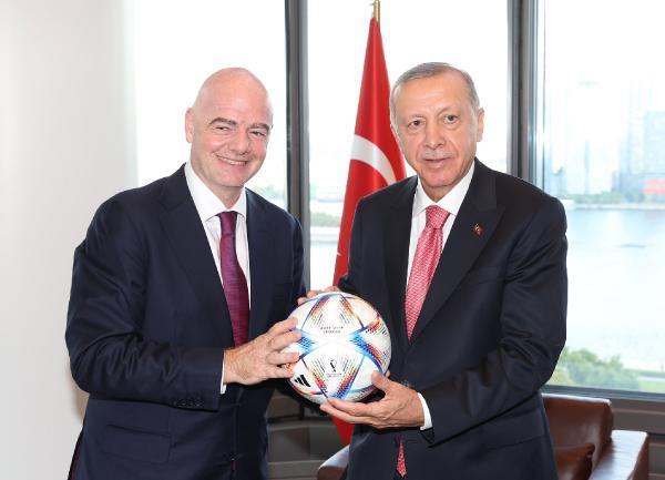 Cumhurbaşkanı Erdoğan, FIFA Başkanı Infantino'nun hediye ettiği futbol topuna kafa attı