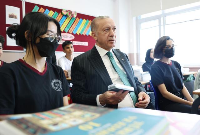 Cumhurbaşkanı Erdoğan, sınıfta kaç öğrenci olduğunu sordu; 25 cevabını alınca kendi dönemini hatırlattı