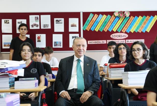 Cumhurbaşkanı Erdoğan, sınıfta kaç öğrenci olduğunu sordu; 25 cevabını alınca kendi dönemini hatırlattı