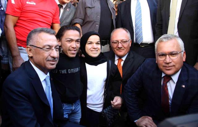Cumhurbaşkanı Yardımcısı Fuat Oktay, Sivaslı sosyal medya fenomeninin tüm simitlerini satın alıp vatandaşlara ikram etti