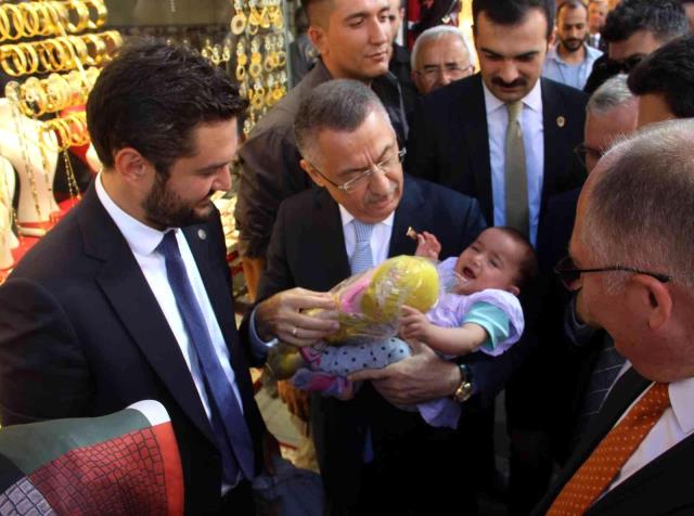 Cumhurbaşkanı Yardımcısı Fuat Oktay, Sivaslı sosyal medya fenomeninin tüm simitlerini satın alıp vatandaşlara ikram etti