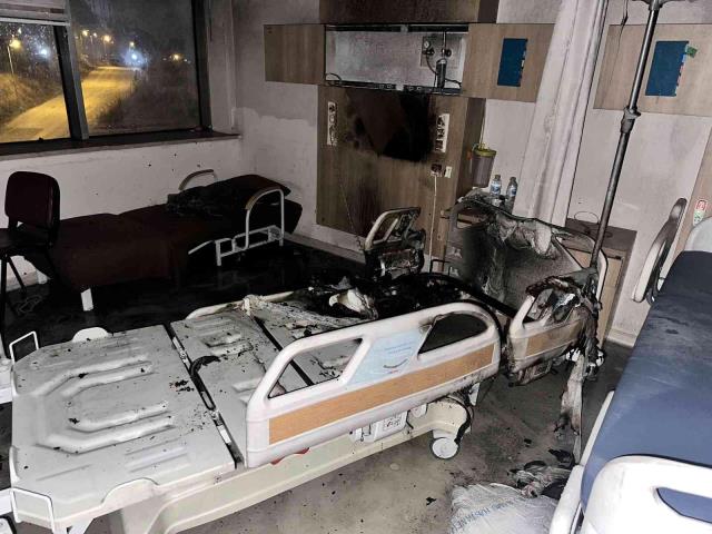 Dahiliye servisinde içilen sigara hastaneyi yaktı! 8 hasta tedaviye alındı