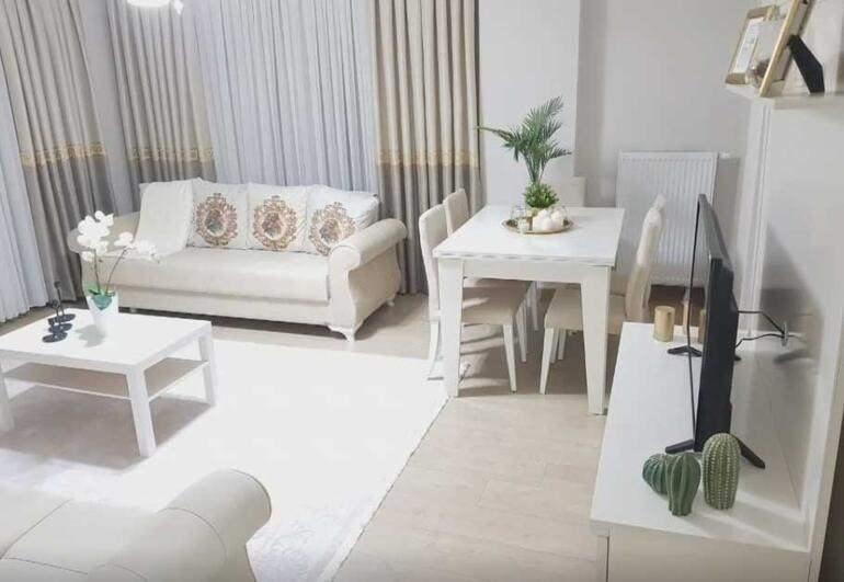 <div>Mutfaklarda çekmeceler, davlumbaz, fırın ve ocağın olacağı yerde kişilerin kendine özel tasarım yapmaları için imkan sunulmuş. 3+1 daire 125 metrekarelik alana sahip. Salon toplamda 28 metrekarelik bir alan oldukça aydınlık bir alan. </div>
