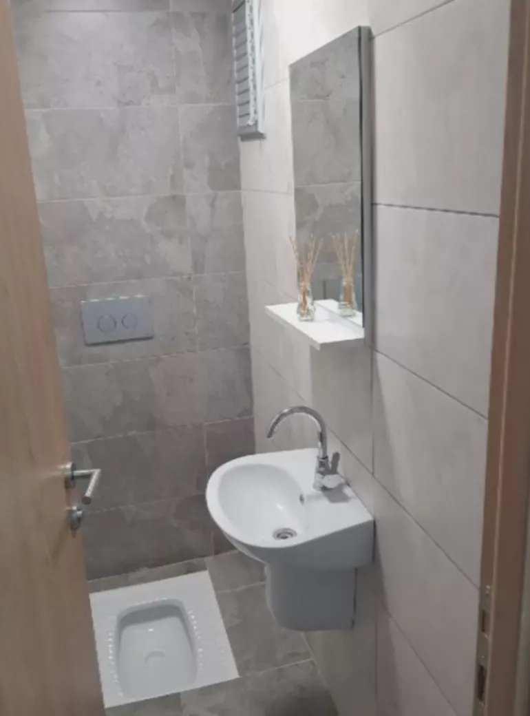 <p>Balkon oldukça geniş 6 metrekare. Burada dikkat çekilmesi gereken özelliklerden birisi korkulukların çocuğu olan aileler için düşünülmüş olmasıdır. Yüksek yapılmış, çocuğu olan ailelerin düşme riskine karşı yapılmış. </p>

<p>​</p>
