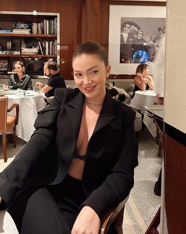 Danla Bilic göğüs dekoltesiyle Instagram'ı kasıp kavurdu! 'Kitap gibi kadınsın...'